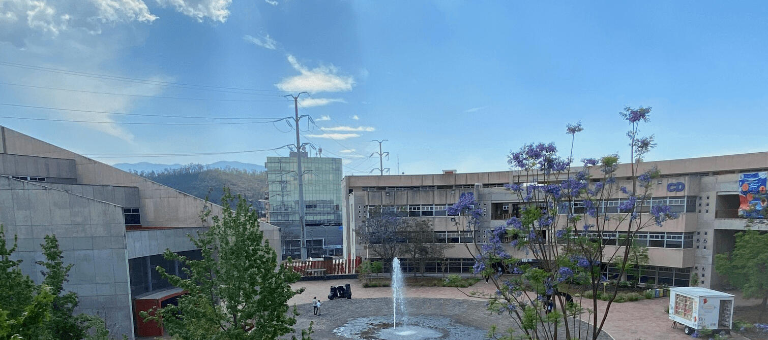 Foto de la fachada de la Unidad de Posgrado UNAM